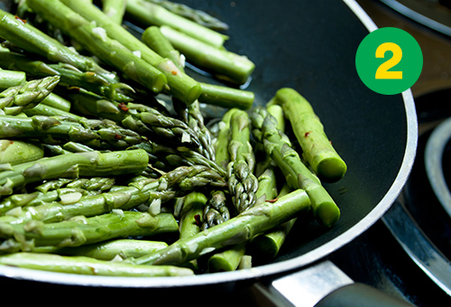 Des asperges &agrave; la po&ecirc;le pour les soir&eacute;es press&eacute;es
