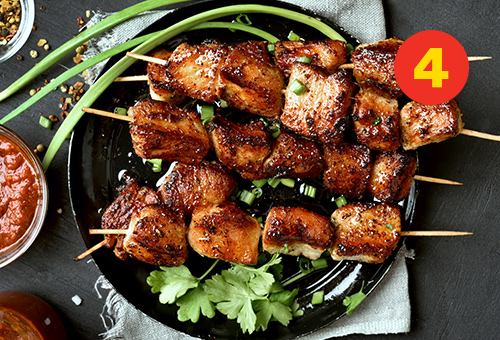 Des brochettes de filet de porc assaisonn&eacute;es &agrave; la perfection