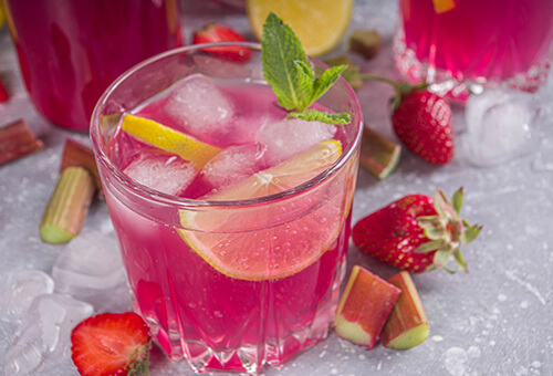 Une limonade &agrave; la rhubarbe et aux fruits des champs pour se rafra&icirc;chir