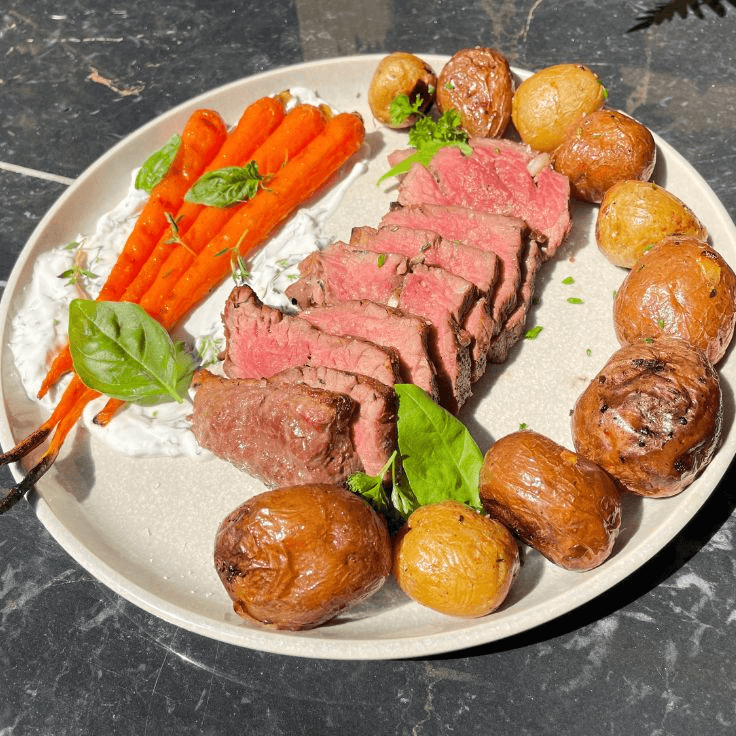 filet mignon sauce aux herbes avec pommes de terres et carottes