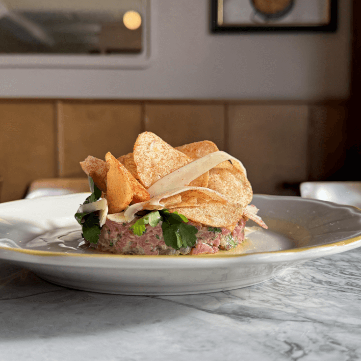 tartare de bœuf, chips au ketchup