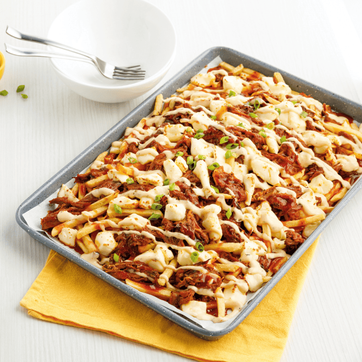 poutine au porc effiloché sur la plaque