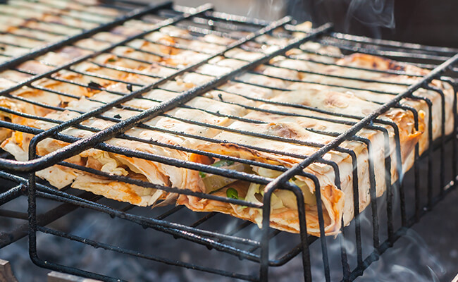 5 id&eacute;es-repas faciles &agrave; faire sur un feu de camp